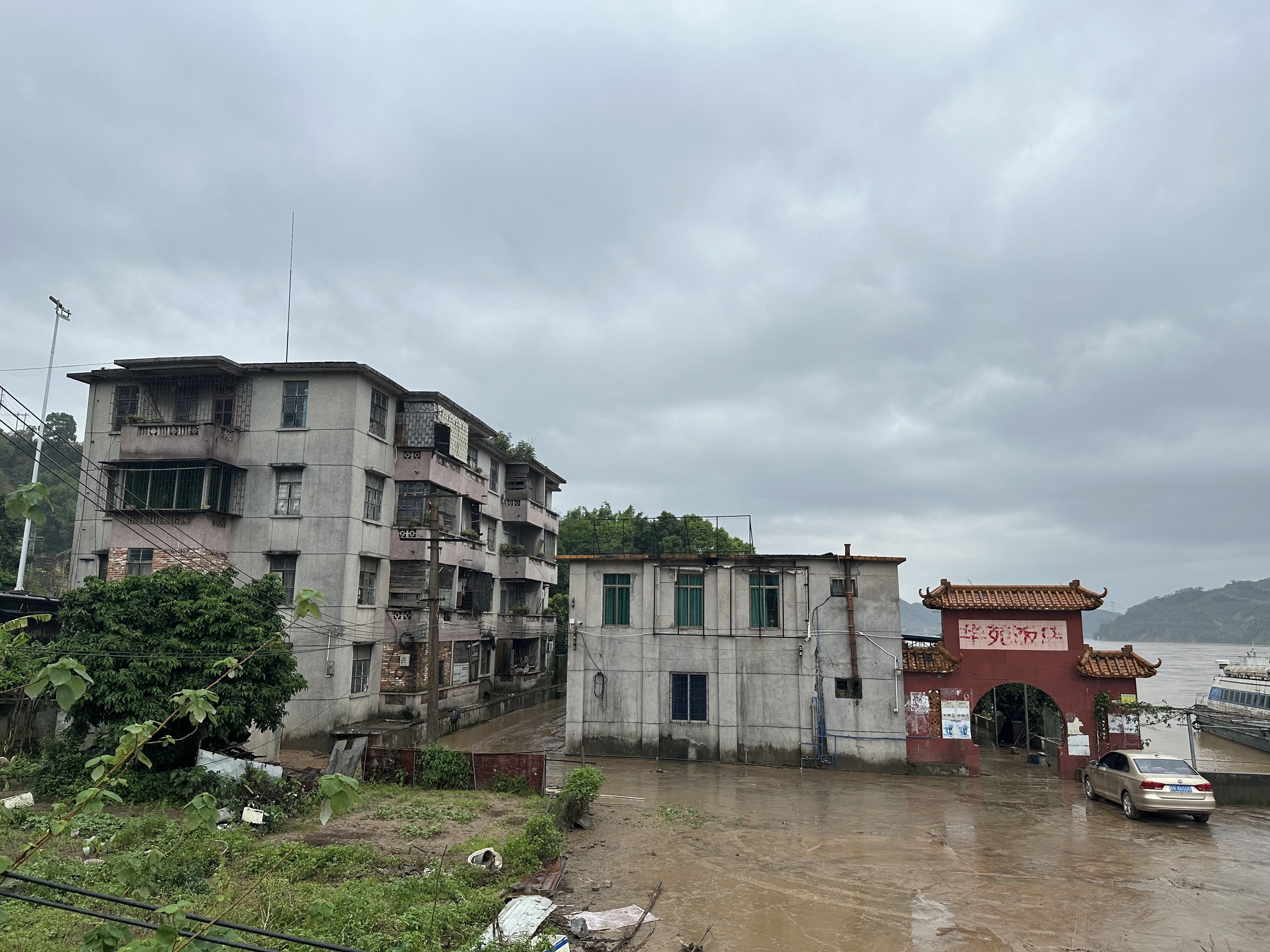 在连江和北江的交汇处，岸边有几栋房屋，由于地势低，很容易被淹 本文图均为澎湃新闻记者 陈绪厚 图