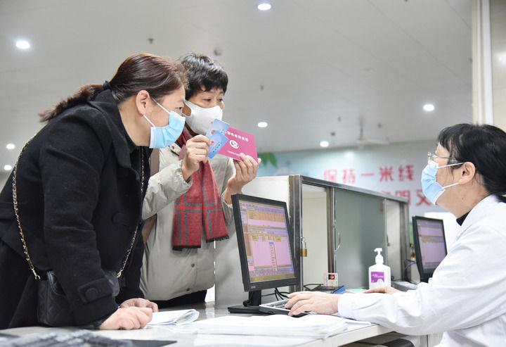 △2022年1月14日，福建三明沙县区总医院便民门诊窗口，群众在咨询报销情况。