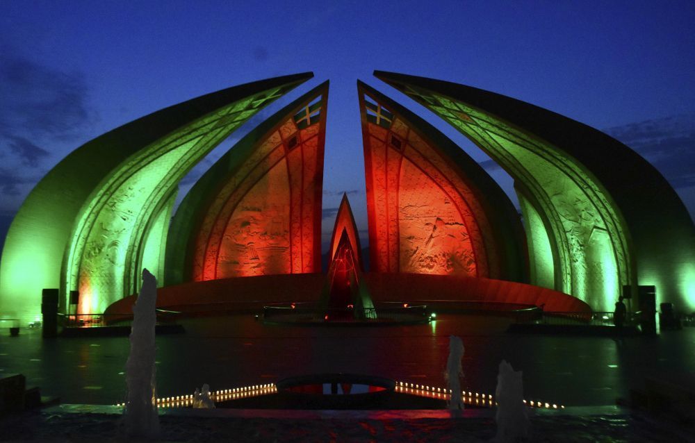 2023年7月29日,巴基斯坦首都伊斯兰堡的巴基斯坦纪念碑亮起中巴两国国旗颜色的灯光,庆祝中巴经济走廊启动十周年。新华社发