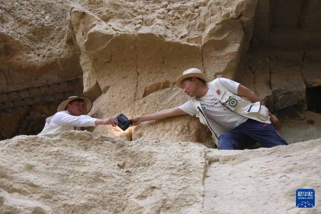 6月15日，在阿富汗巴米扬省的弗拉迪石窟遗址区，中国与阿富汗文物保护人员一同进行考古工作。新华社发（塞夫拉赫曼·萨菲摄）