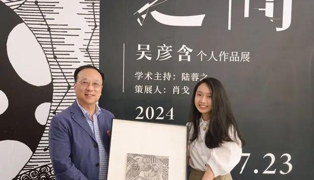 ▲ 谢定伟宣布东一美术馆收藏吴彦含作品《被数学入侵的夜晚xyz》