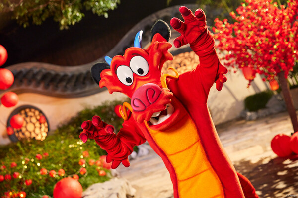 瑞龙呈祥贺新春木须龙惊喜亮相上海迪士尼度假区