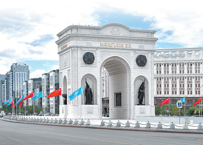 哈萨克斯坦首都阿斯塔纳凯旋门旁，中哈两国国旗迎风飘扬。本报记者 张朋辉摄