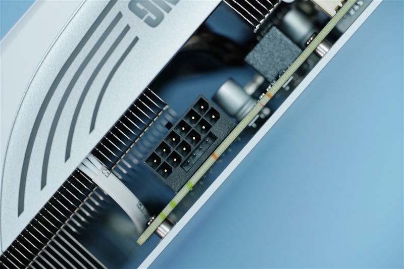 超静音的白色显卡!索泰RTX 4070 Ti SUPER TRINITY OC月白评测: 罕见高频率