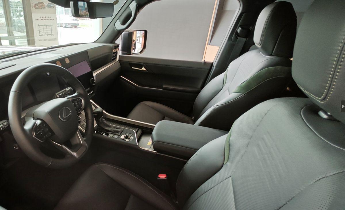 不要考虑比普拉多贵30多万值不值,大哥开心就好,雷克萨斯GX实拍