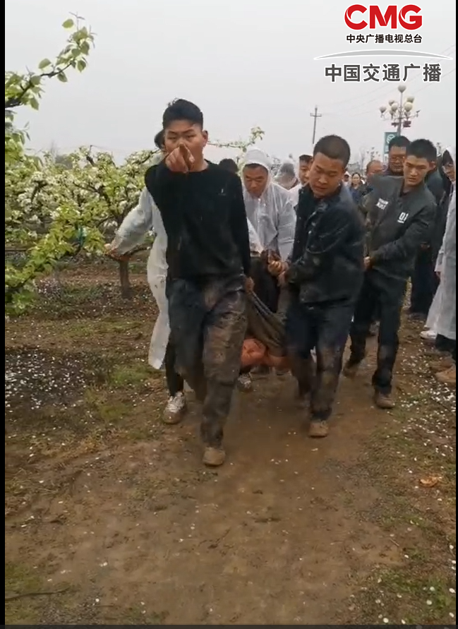 (贾柯提供的强拆现场视频截图)