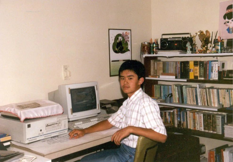 ·赵长鹏和他第一台电脑的合照。
