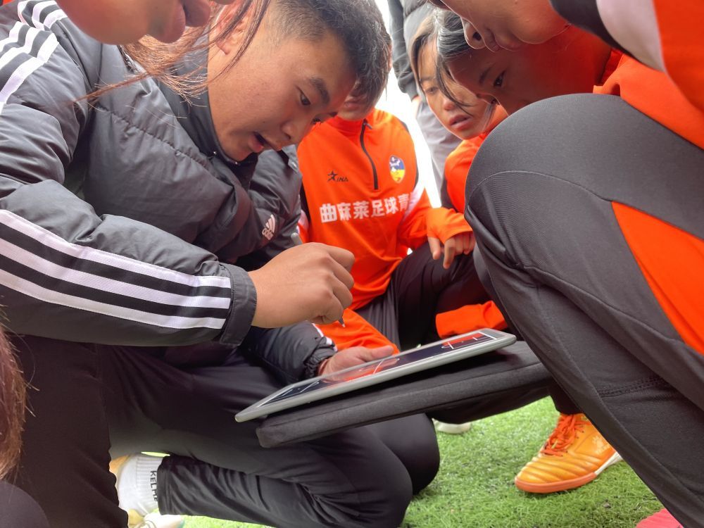 8月14日,杜国庆在训练期间为队员们布置战术。新华社记者 李琳海 摄