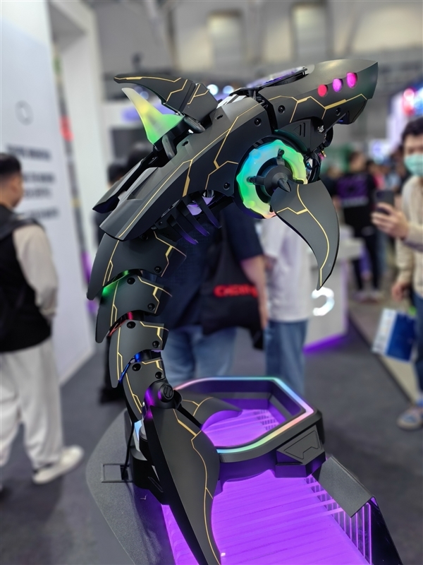 酷冷至尊做了一条“机械鲨鱼”主机!