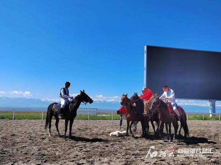 昭苏县天马旅游文化园赛马场内正在进行刁羊表演。第十二届全国少数民族传统体育运动会马上项目的比赛将于7月在这里举行。董亮摄