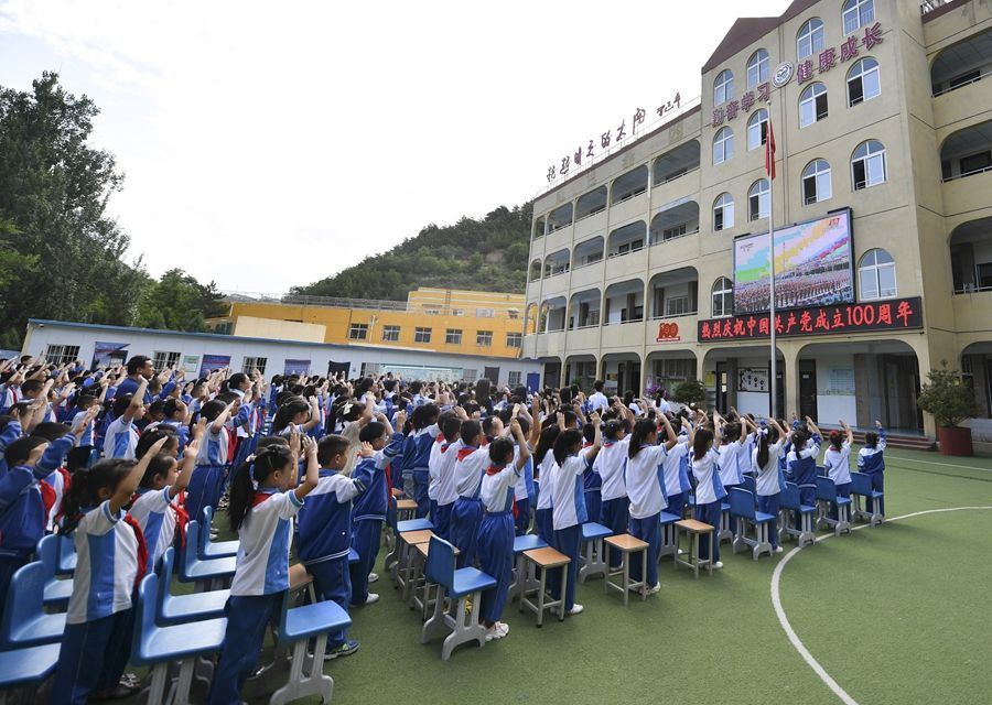 2021年7月1日，在陕西延安杨家岭福州希望小学，师生收看庆祝中国共产党成立100周年大会。新华社记者 张博文 摄