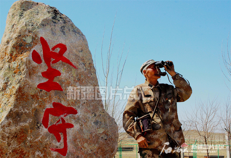 2021年7月6日，新疆生产建设兵团第九师161团退休职工、“七一勋章”获得者魏德友在边境一线义务巡边。杨化光摄