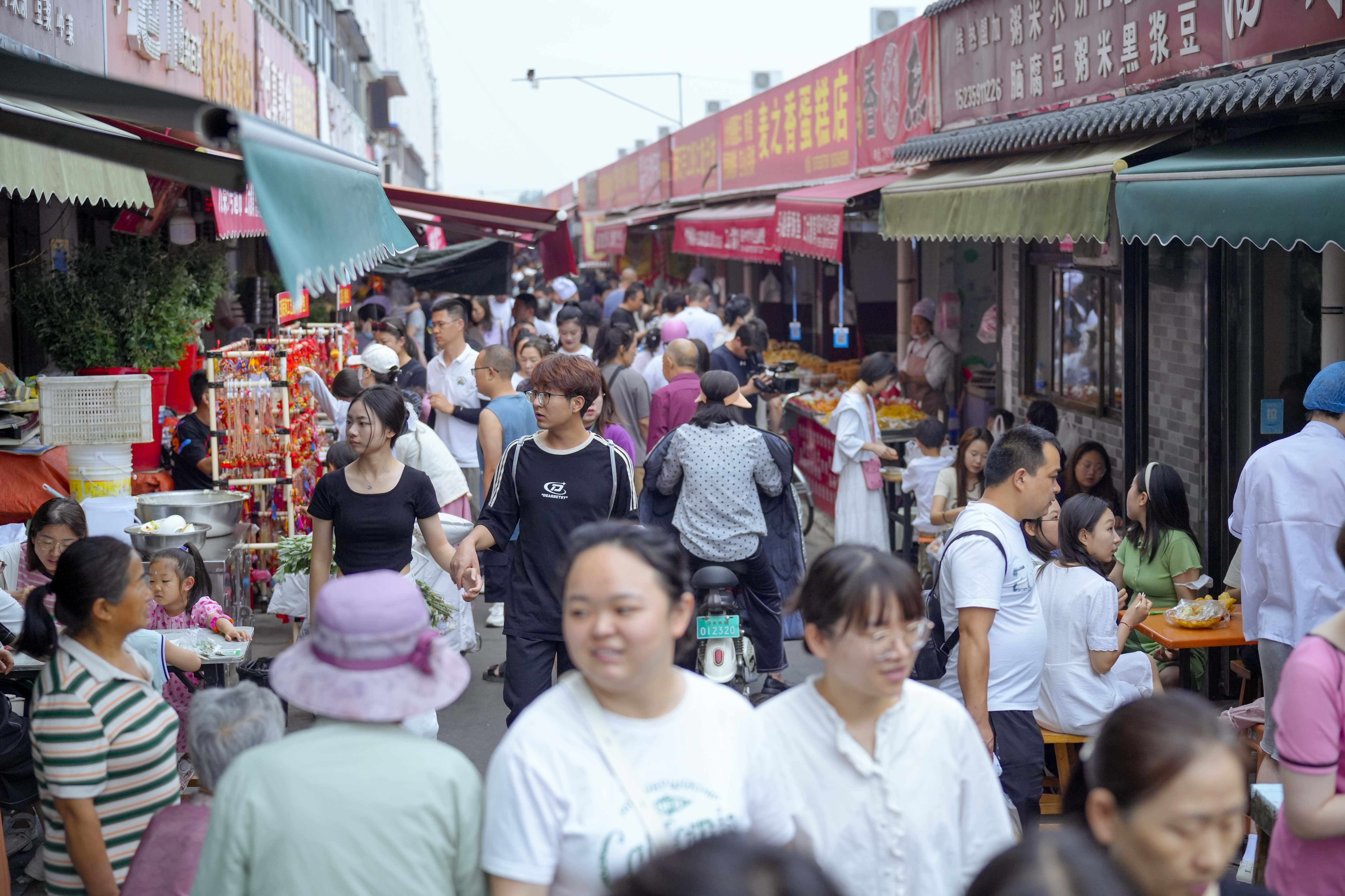 图为人头攒动的东湖农贸市场。张超宁摄。