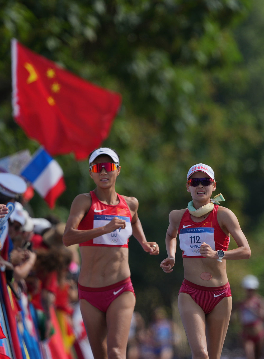 ↑8月1日,刘虹在女子20公里竞走比赛中。37岁的刘虹五战奥运赛场,当被一骑绝尘的队友杨家玉“套圈”时,她笑着为杨家玉加油。