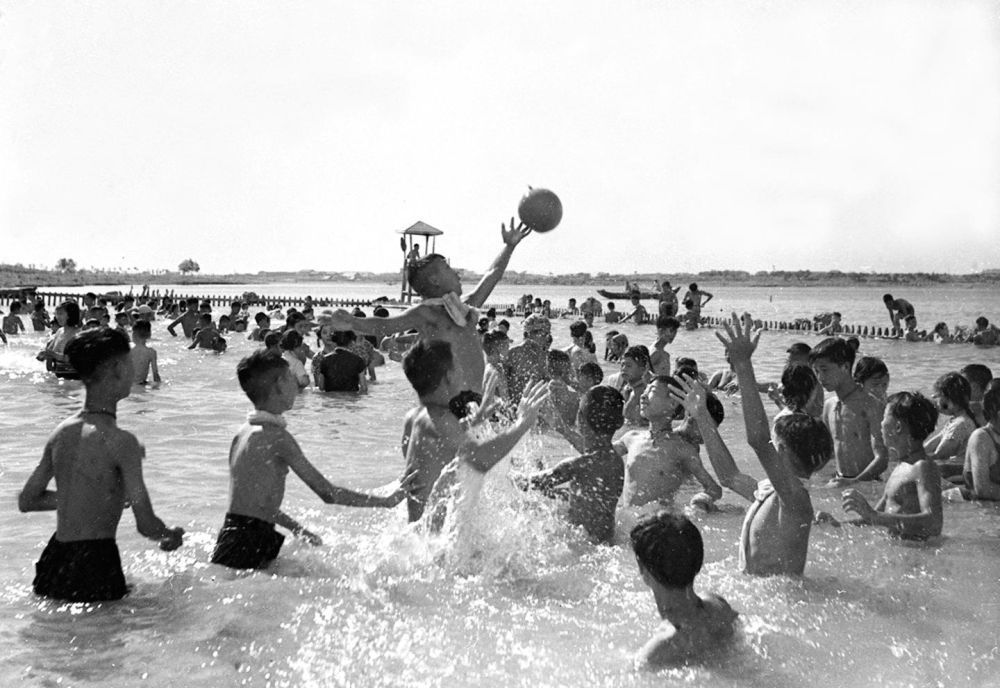 1956年,在湖北省武汉市一处夏令营中,孩子们在东湖游泳场抢水球。