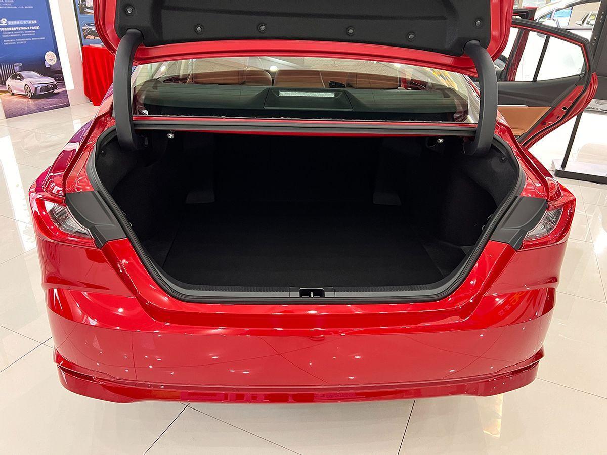 取消2.5燃油版,新增2.0HEV动力,8155芯片上车,全新凯美瑞实拍