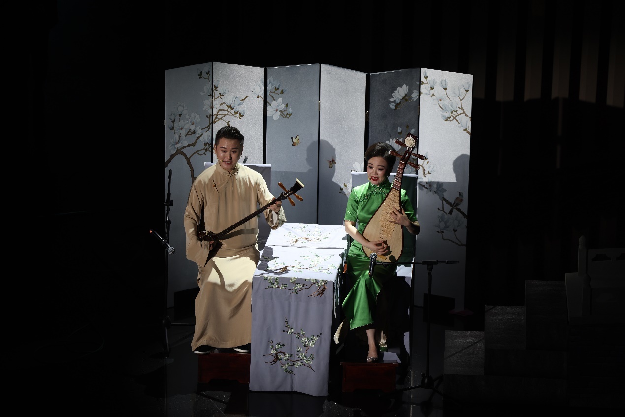 国家一级演员、扬州曲艺研究所青年演员刘芓君（右）、扬州曲艺研究所青年演员王智超（左）现场表演。