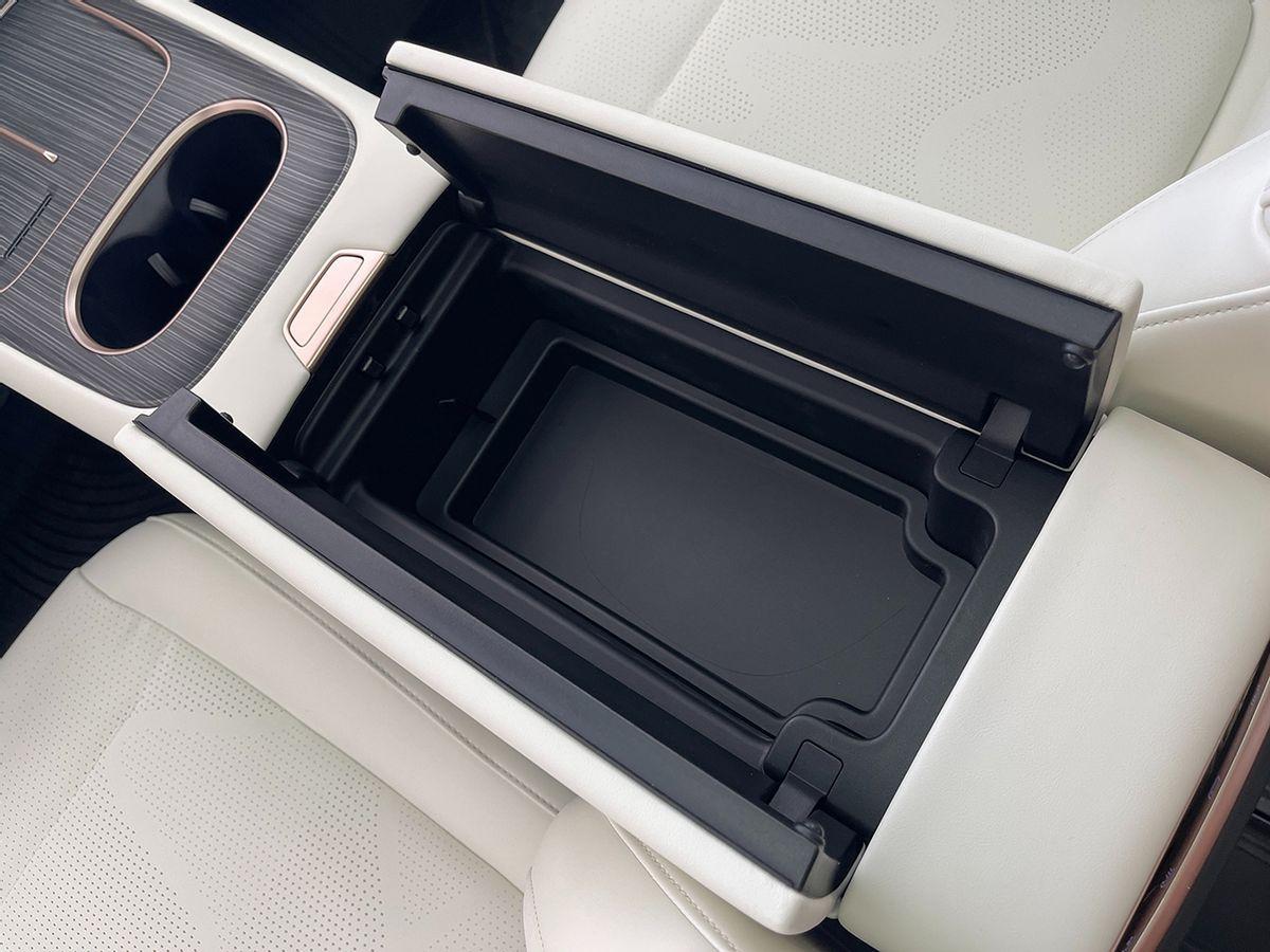 比理想L8便宜10万,也有冰箱彩电大沙发,东风eπ008实拍