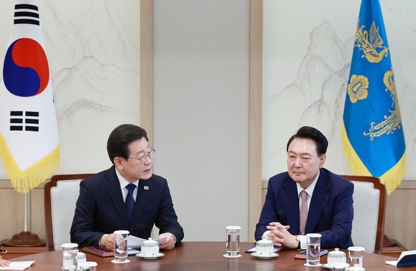 4月29日，在首尔龙山总统室，总统尹锡悦（右）同到访的最大在野党共同民主党党首李在明举行会谈。 （图片来源：韩联社）