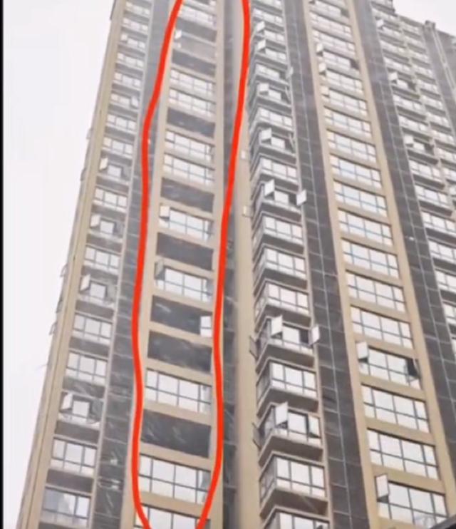 个别人家的窗框也被大风摧毁