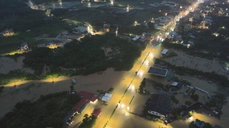 台湾新北市山区4日出现超大暴雨，造成多处淹水、道路不通。图源：“中央社”