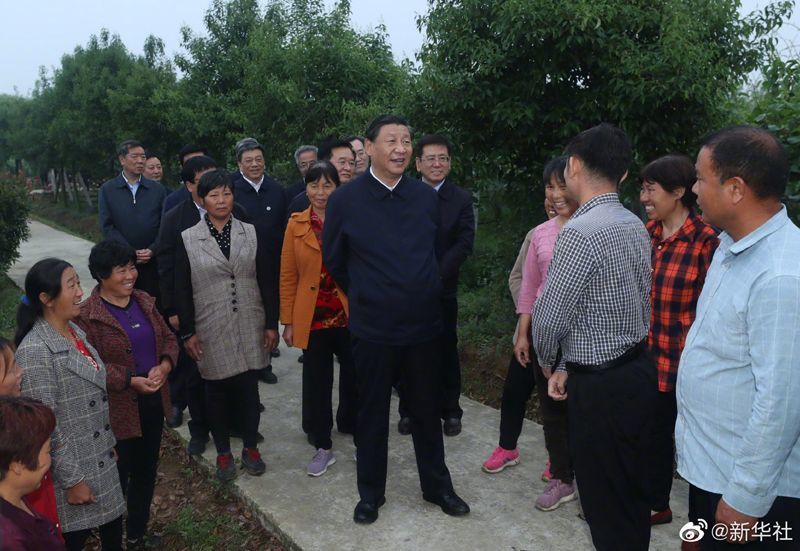 （2021年5月，习近平总书记在南水北调工程移民村淅川县邹庄村）