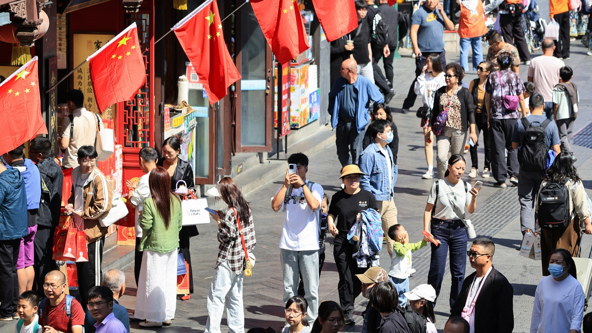 2024年10月4日,游客在江苏南京夫子庙景区游览。