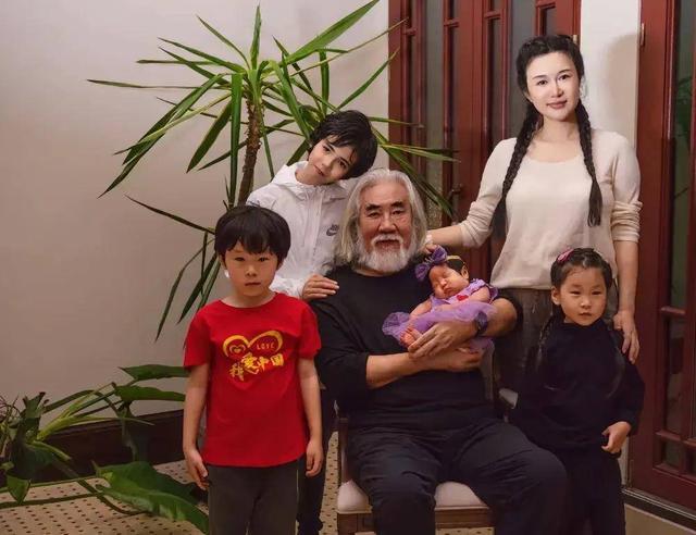 张纪中女儿满月宴直播带货，杜星霖全程黑脸，餐厅地址被扒太离谱