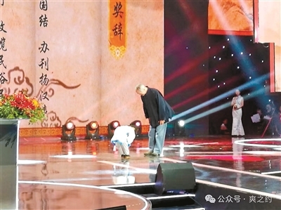 74岁老人与5岁童子的对揖,意蕴薪火相传,生生不息摄影/刘爽