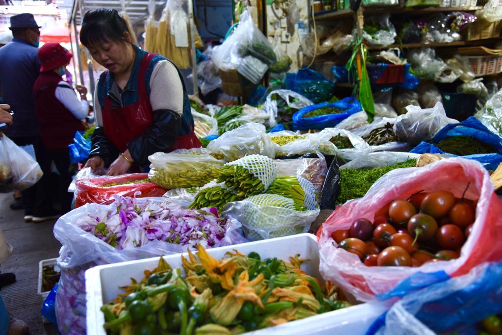 3月24日，昆明市大观篆新农贸市场一家卖时令野菜、野花的商铺。新华社记者熊轩昂 摄