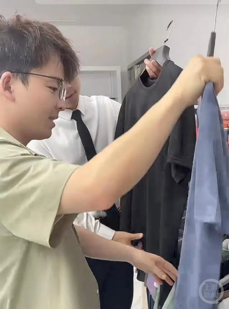 “追风小叶”为网友试穿衣服,并帮忙砍价。视频截图