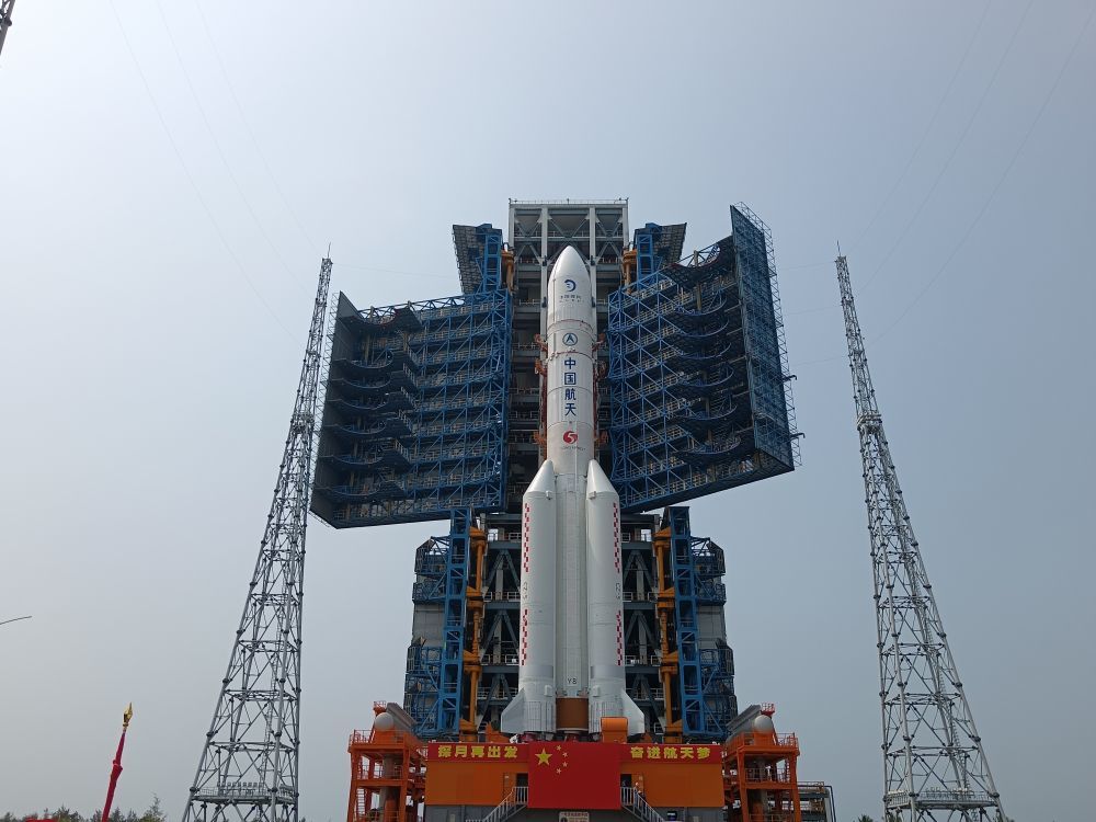 4月27日，嫦娥六号探测器和长征五号遥八运载火箭器箭组合体垂直转运至发射区。新华社发（黄国畅 摄）