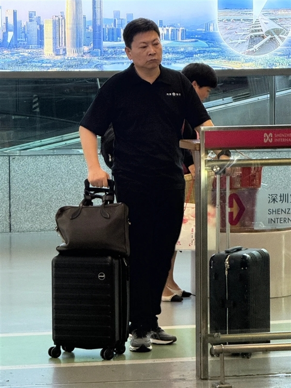 网友机场偶遇余承东：莫得保镖助理与路东谈主无异