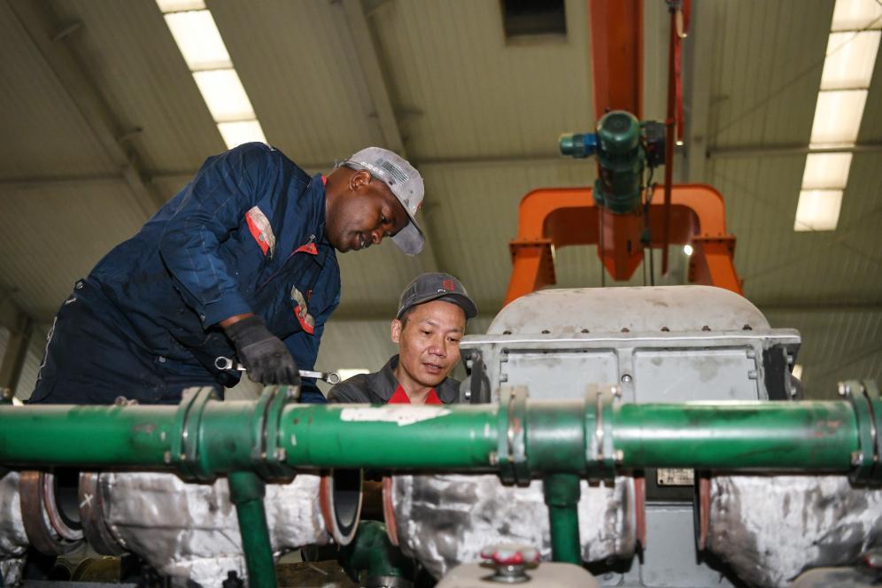 ↑2023年7月4日,中国中车驻肯员工和肯方员工在肯尼亚内罗毕的蒙内铁路机车维保车间工作。