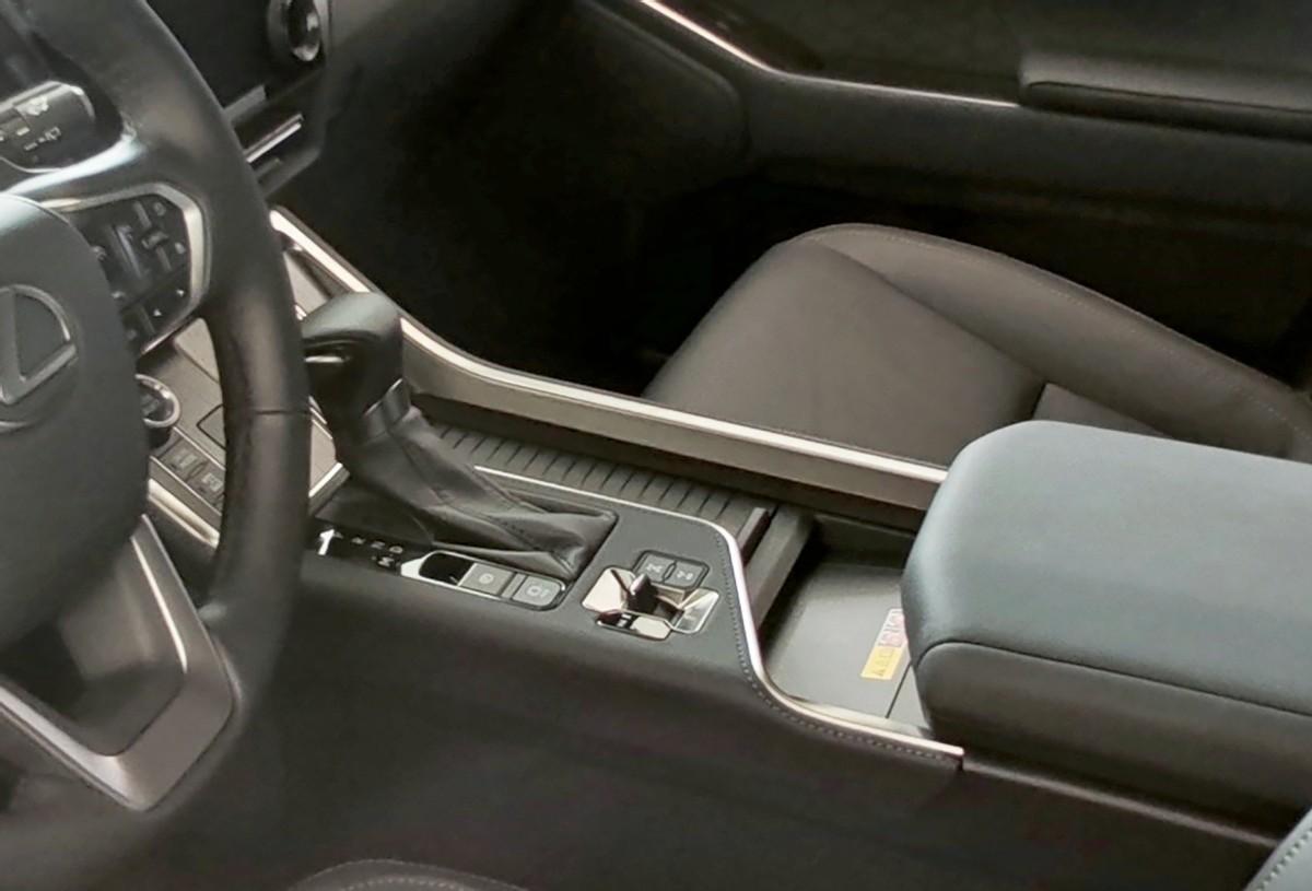 不要考虑比普拉多贵30多万值不值,大哥开心就好,雷克萨斯GX实拍