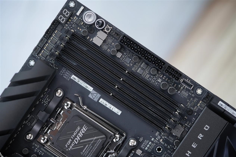 ROG CROSSHAIR X870E HERO主板首发评测：9000系锐龙满血旗舰搭档 AI智能超频让小白误差榨干潜能