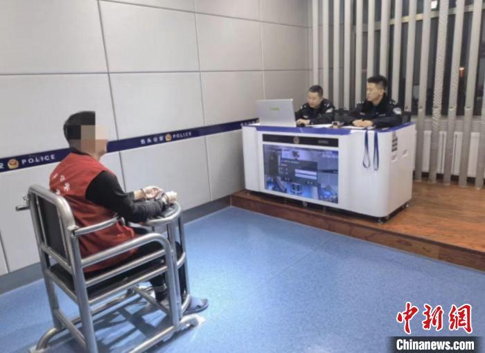 图为审讯现场。包头市公安局供图