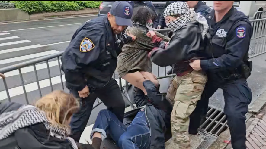 抗议者在哥伦比亚大学示威活动中被捕 图自美国《纽约邮报》
