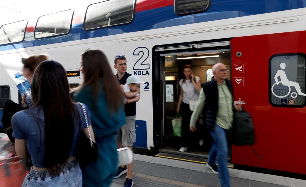 2024年4月29日，在塞尔维亚诺维萨德火车站，人们走下匈塞铁路贝尔格莱德至诺维萨德的列车。新华社记者李颖摄