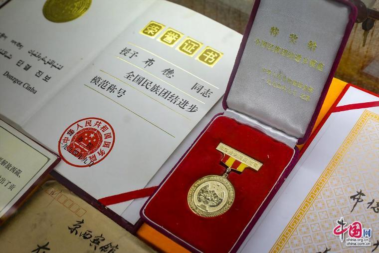 ▲草原英雄布德故居内景·全国民族团结进步模范荣誉证书及奖章。中国网记者郑伟摄