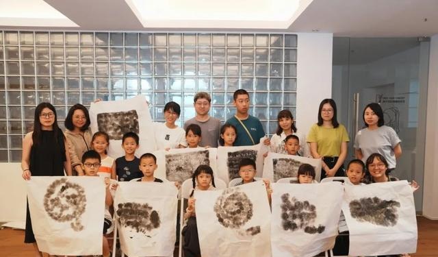 ▲ “摸摸黑老虎”拓印工作坊