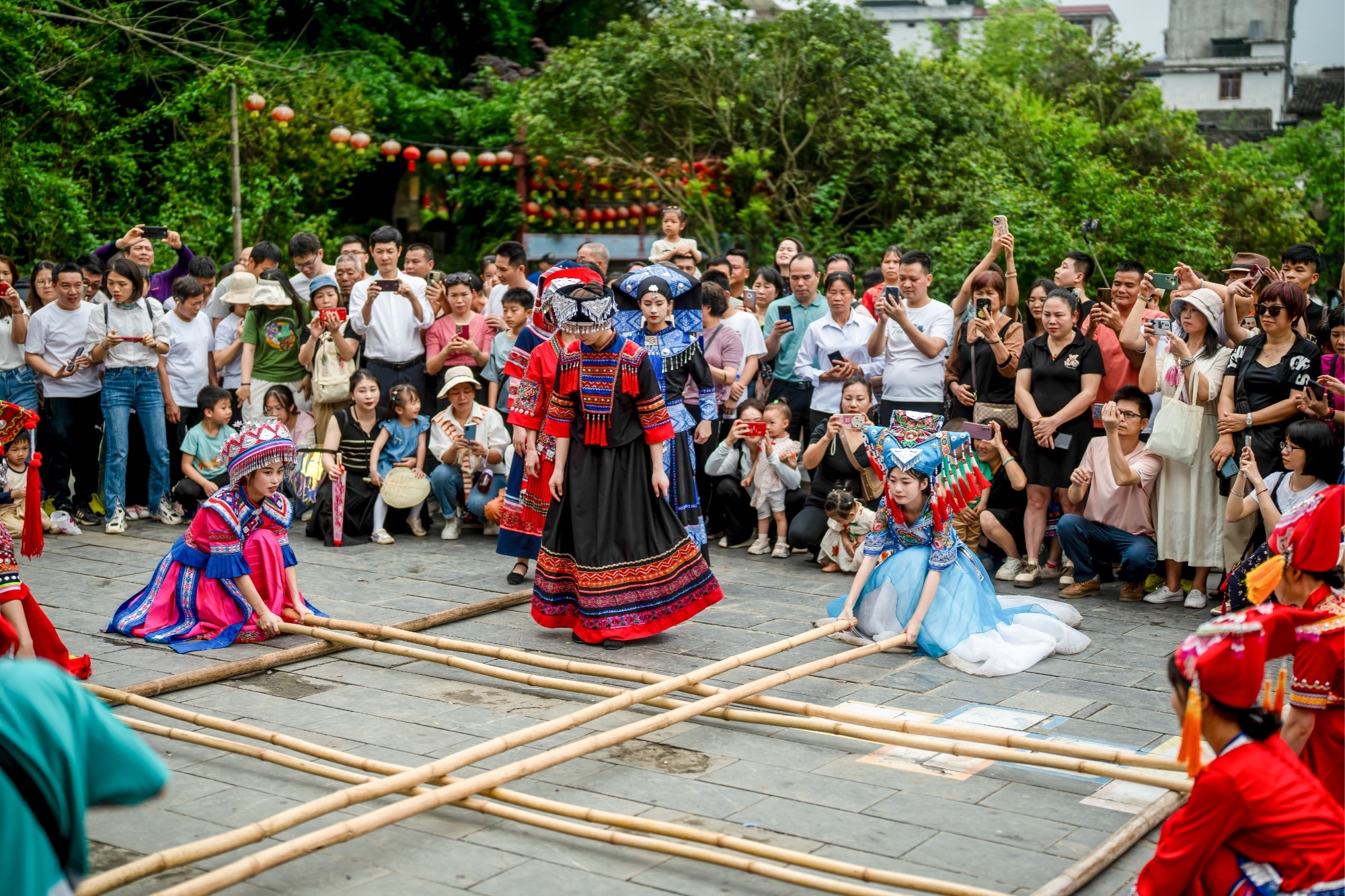 黄姚古镇，人们正在观赏壮族竹竿舞（央广网发 贺州市委网信办 供图）