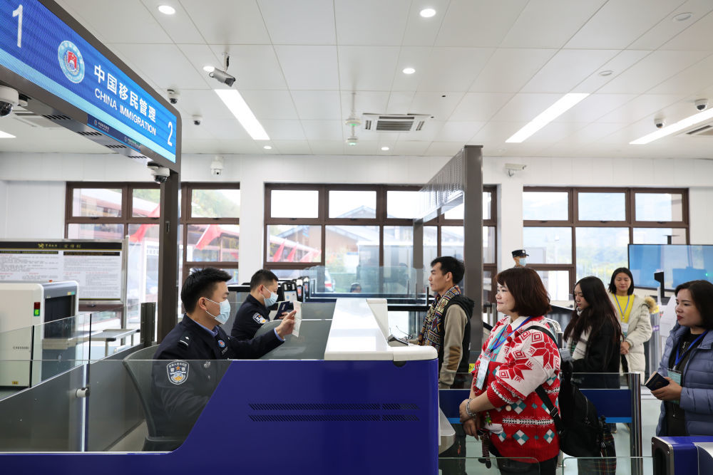 12月15日，在中越德天（板约）瀑布跨境旅游合作区验证大厅，越南游客排队入境。