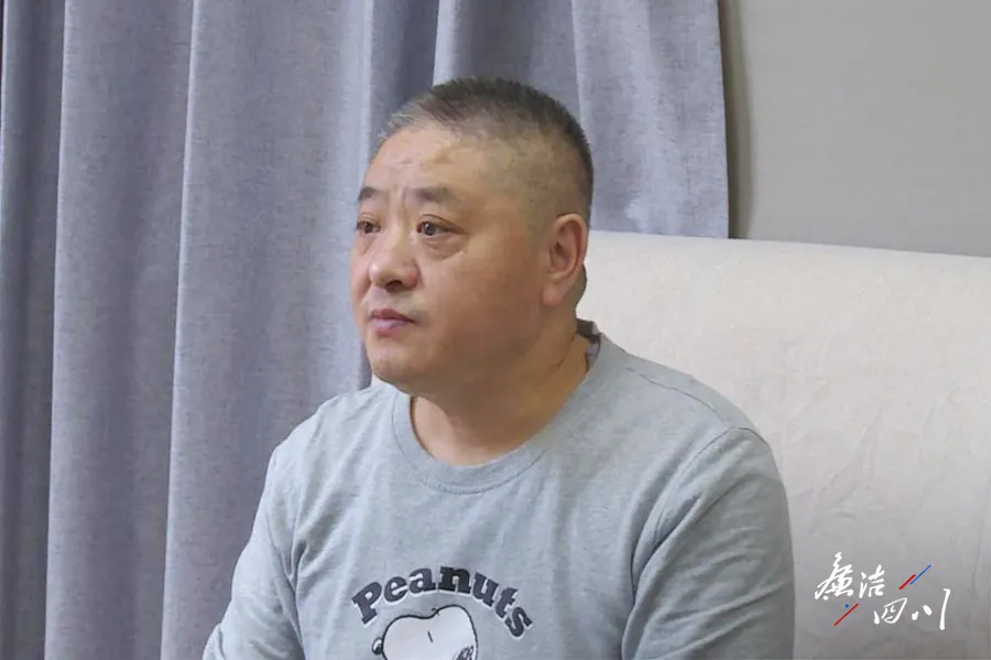 ▲谢华国接受调查（图片来源：廉洁四川）
