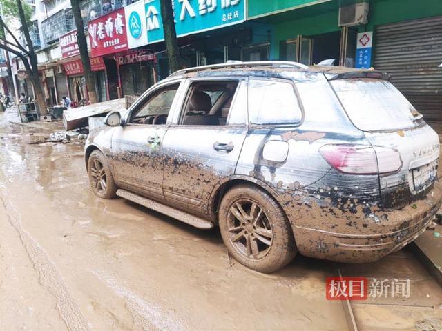 西街上一辆被洪水泡过的车辆