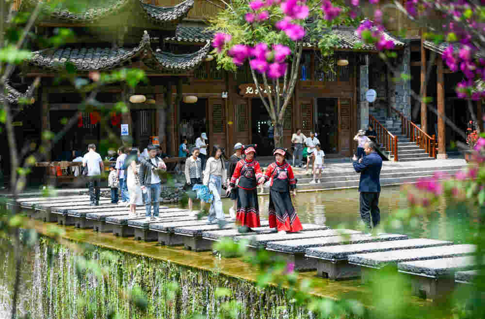 4月5日，游客在贵州省黔西南布依族苗族自治州兴义市峰林布依景区游玩。新华社发（刘朝富摄）