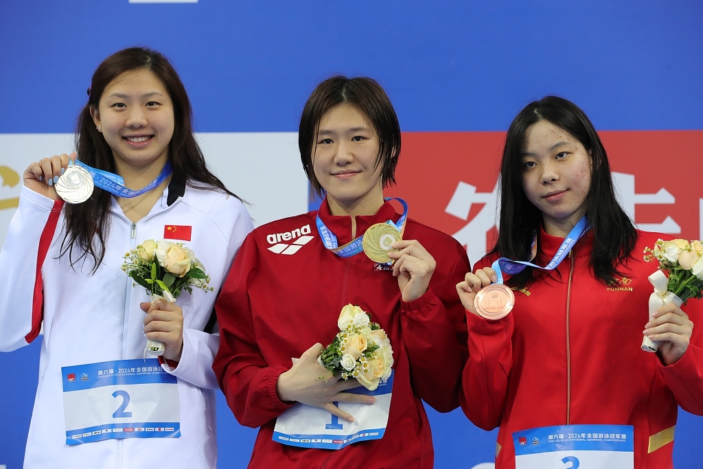 叶诗文、唐钱婷（左）和朱蕾桔分获女子200米蛙泳前三名。