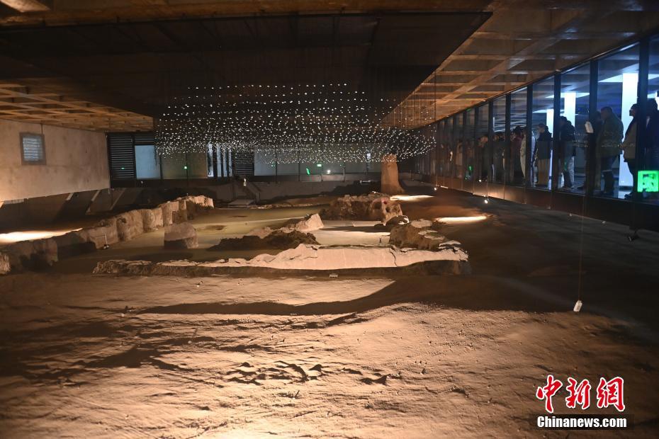 图为22国青年汉学家参观大地湾遗址　中新社记者　李亚龙　摄