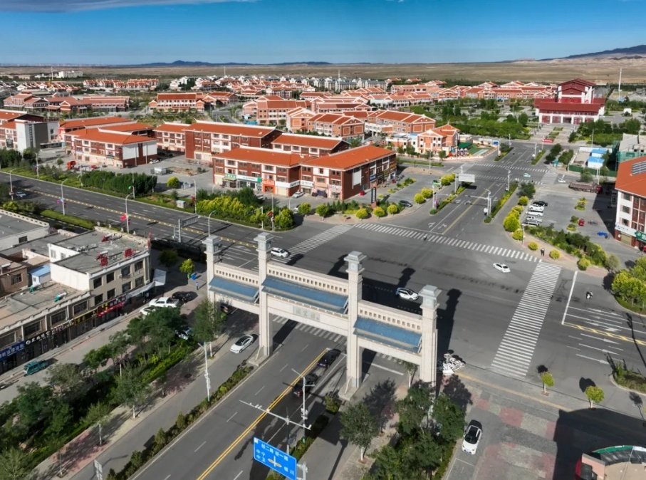 △闽宁协作在戈壁滩上建起的闽宁镇，已成为几万西海固人的家园。