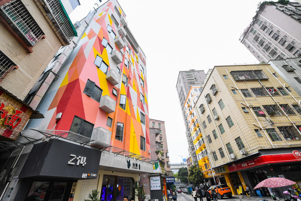 2023年4月2日在深圳市龙华区元芬村拍摄的改造后的青年公寓外立面（左）。近年来，深圳持续推进城中村住房规模化品质化改造提升，打造了元芬村等新型宜居人文社区。新华社记者 毛思倩 摄